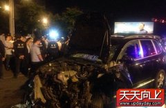 深圳出租车与保时捷相撞司机遭殴打 上百的哥砸豪车(图)